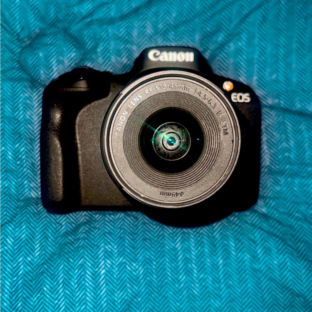 Canon EOS R50 Mirrorless Camera (RF-S 18-45mm f/4.5-6.3 IS STM Lens)